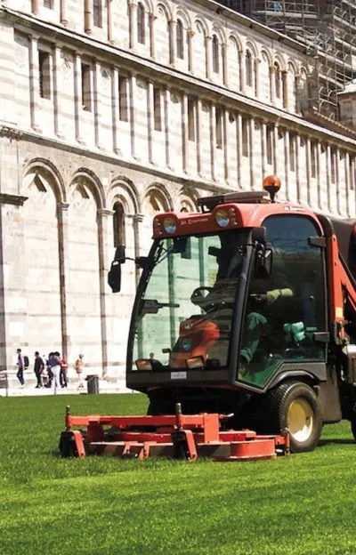 landscaper-06-service-400×624-1